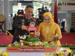 Pemotongan tumpeng Oleh Kapolda Kaltim Irjen Pol Drs Imam Sugianto bersama Istri Ny. Ade Imam Sugianto, dalam syukuran HUT ke 76 Bhayangkara Polda Kaltim di BSCC/DOME, Selasa (5/7/2022). Foto: BorneoFlash.com/Ist.