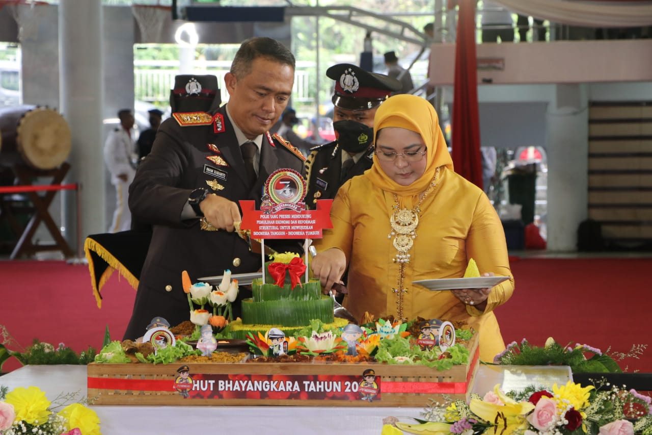 Momentum Hari Bhayangkara ke 76, Presiden Jokowi Ingatkan Polri Dukung Pembangunan IKN  