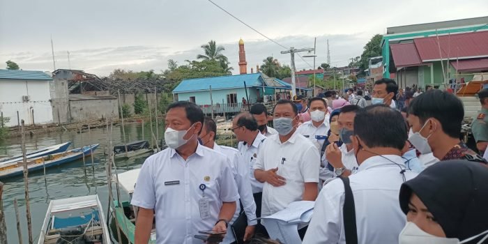 Pemkot saat melakukan peninjauan rencana pembangunan Rumah Sakit Umum (RSU) Sayang Ibu yang berlokasi di Gang Perikanan RT 16 Kelurahan Baru Ulu Kecamatan Balikpapan Barat, Rabu (6/7/2022). Foto: BorneoFlash.com/Niken.