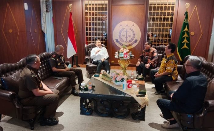 Ketua Umum SMSI Firdaus menyampaikan ucapan terima kasih atas waktu yang diberikan Jaksa Agung kepada SMSI. Foto: HO/SMSI.