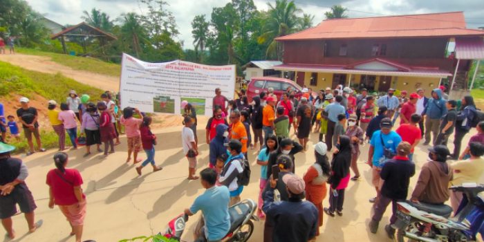 Forum Masyarakat RT 37 Kelurahan Manggar Kecamatan Balikpapan Timur melakukan aksi protes dengan memasang spanduk, Jumat (8/7/2022). Foto: BorneoFlash.com/Niken.