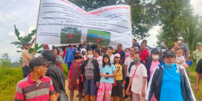 Lakukan Aksi Protes, Warga Tak Terima Lahan Tergusur  