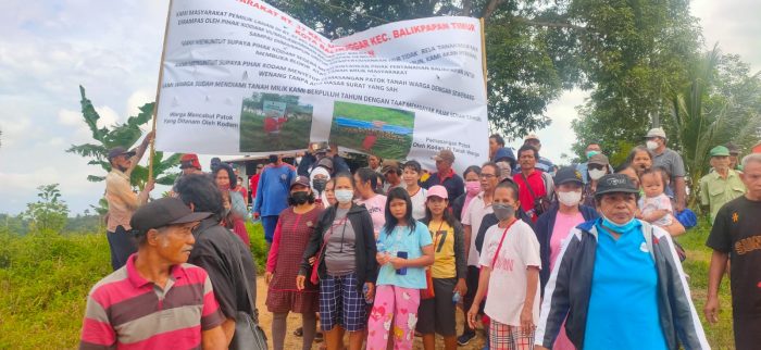 Forum Masyarakat RT 37 Kelurahan Manggar Kecamatan Balikpapan Timur melakukan aksi protes dengan memasang spanduk, Jumat (8/7/2022). Foto: BorneoFlash.com/Niken.
