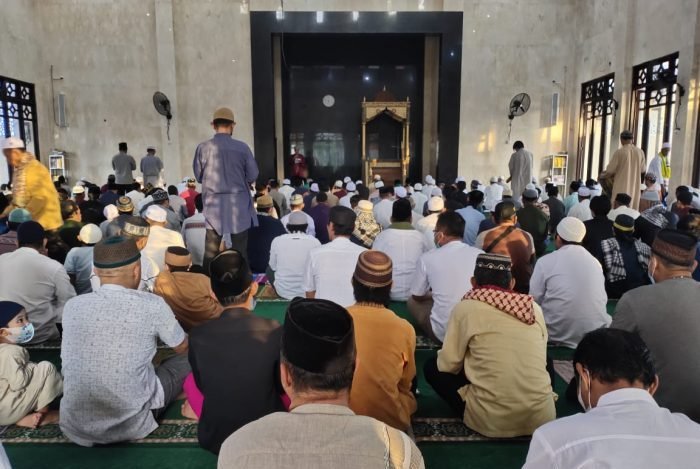 Pelaksanaan Sholat Idul Adha di Masjid Besar Darussalam yang berlokasi di Jalan Soekarno Hatta RT 26 Kelurahan Muara Rapak, Minggu (10/7/2022). Foto:BorneoFlash.com/Niken.