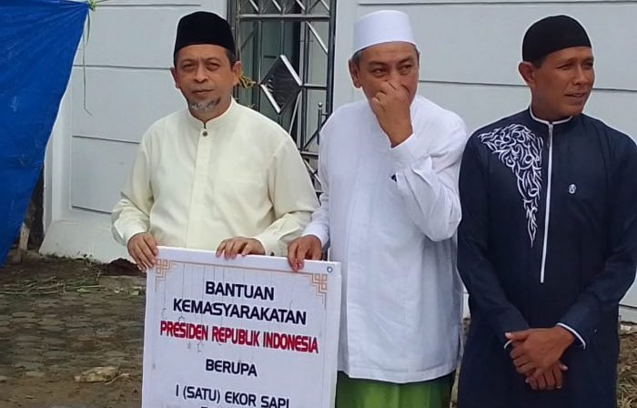 Wakil Gubernur Kaltim H Hadi Mulyadi saat menyembelih Sapi Presiden Jokowi, di Mesjid Nurul Mu'minin Pemprov Kaltim, Minggu (10/7/2022). Foto:BorneoFlash.com/Ist.