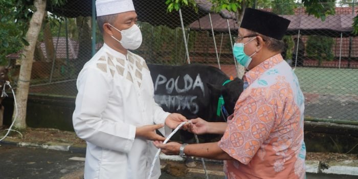 Polda Kaltim Gelar Sholat Idul Adha 1443 H dan Sumbangkan Hewan Kurban Untuk Masyarakat  