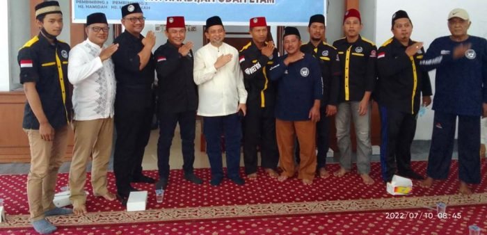 DPW Juleha Kaltim mendampingi Wakil Gubernur Kaltim H Hadi Mulyadi untuk menyembelih sapi qurban milik Presiden Jokowi, di Mesjid Nurul Mu'minin Pemprov Kaltim, Minggu (10/7/2022). Minggu (10/7/2022). Foto: HO/DPW Juleha Kaltim.