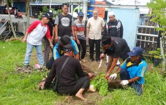 Info Bencana Kota Balikpapan berkolaborasi bersama LPM Kelurahan Muara Rapak melaksanakan penyembelihan hewan kurban, di halaman Kantor LPM Muara Rapak RT 50, Minggu (10/7/2022). Foto:BorneoFlash.com/Ist.