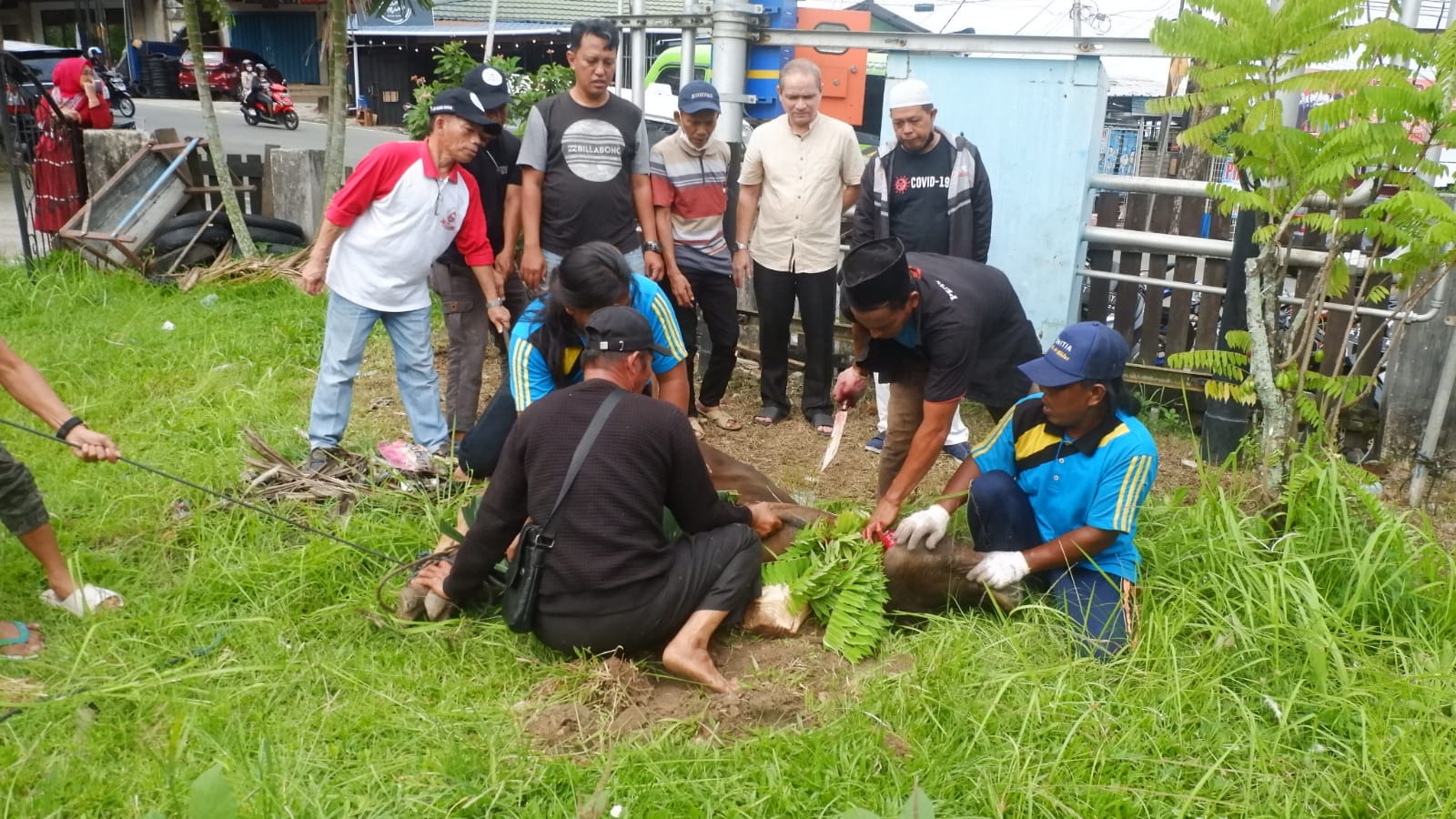 Sembelih Hewan Kurban, Info Bencana Kota Balikpapan Berkolaborasi Bersama LPM Muara Rapak