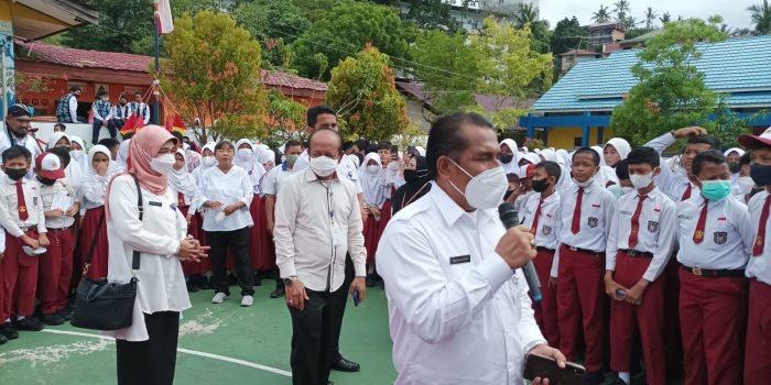 Pemkot Balikpapan saat meninjau SMPN 3 Balikpapan Utara, Rabu (13/7/2022). Foto: BorneoFlash.com/Niken.