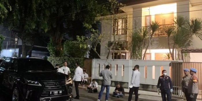 Suasana olah TKP kasus penembakan di rumah Kadiv Propam Polri Irjen Ferdy Sambo (Rakha/detikcom)