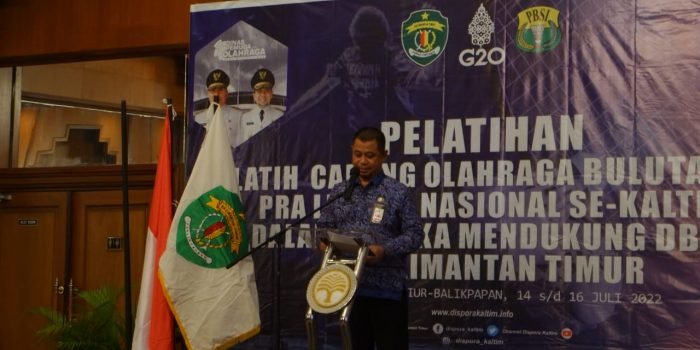 Plt Kepala Biro Pemerintahan Otonomi Daerah Asisten 1 Kalimantan Timur (Kaltim) Drs Deni Sutrisno, M.Si, saat membuka pelatihan pelatih cabang olahraga ( Cabor) Bulutangkis Se Kaltim, di Hotel Grand Senyiur Balikpapan, Kamis (14/7/2022). Foto: BorneoFlash.com/Niken.