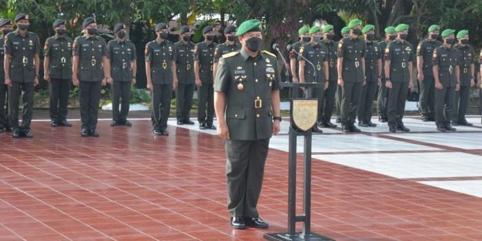 Irdam VI/Mlw Brigjen TNI Bambang Indrayanto memimpin ziarah rombongan ke Taman Makam Pahlawan Dharma Agung Balikpapan dalam rangka memperingati HUT ke-64 Kodam VI/Mulawarman, Jumat (15/07/2022). Foto: HO/Pendam VI/Mlw.