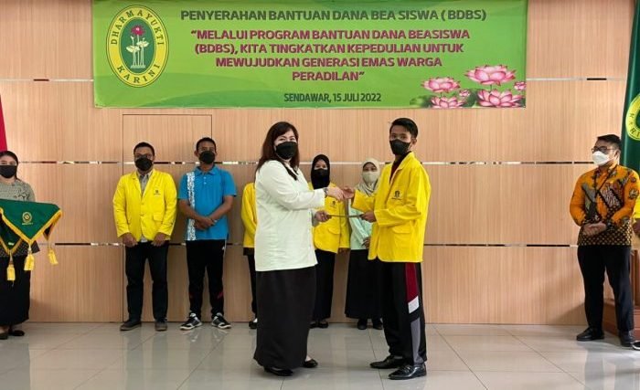 Ketua Dharmayukti Karini cabang Kubar, Melissa Kobstan Henu Sistha, saat menyerahkan dana beasiswa bagi penerima untuk meringankan biaya pendidikan. Foto: HO/PN Kubar.