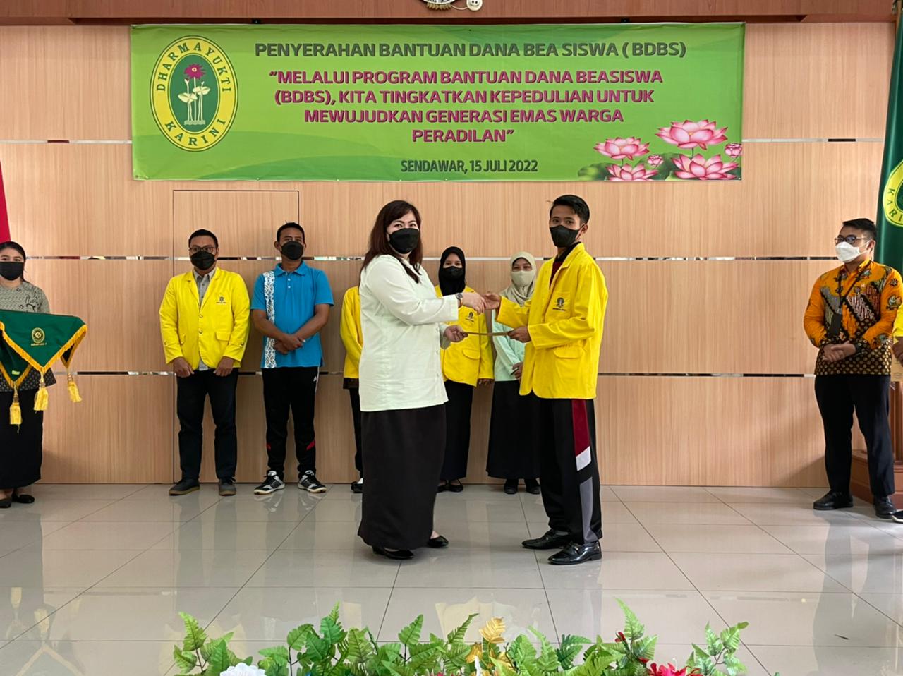 Tingkatkan SDM Berkualitas, Dharmayukti Karini Cabang PN Kubar Serahkan Bantuan Beasiswa  