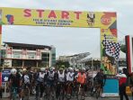 Kepala DPOP Balikpapan dr C I Ratih Kusuma, melepas 68 peserta Esso Esso Gowes (E2G) dalam Tour D'East Borneo, di Area Parkir Mall Balikpapan Super Block (BSB) Balikpapan, Sabtu (16/7/2022). Foto: BorneoFlash.com/Niken.