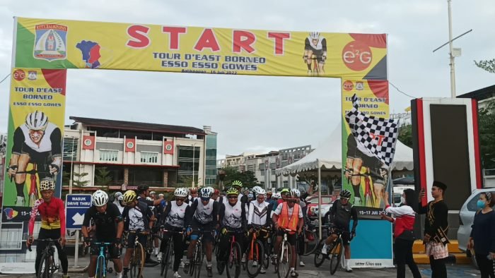Kepala DPOP Balikpapan dr C I Ratih Kusuma, melepas 68 peserta Esso Esso Gowes (E2G) dalam Tour D'East Borneo, di Area Parkir Mall Balikpapan Super Block (BSB) Balikpapan, Sabtu (16/7/2022). Foto: BorneoFlash.com/Niken.