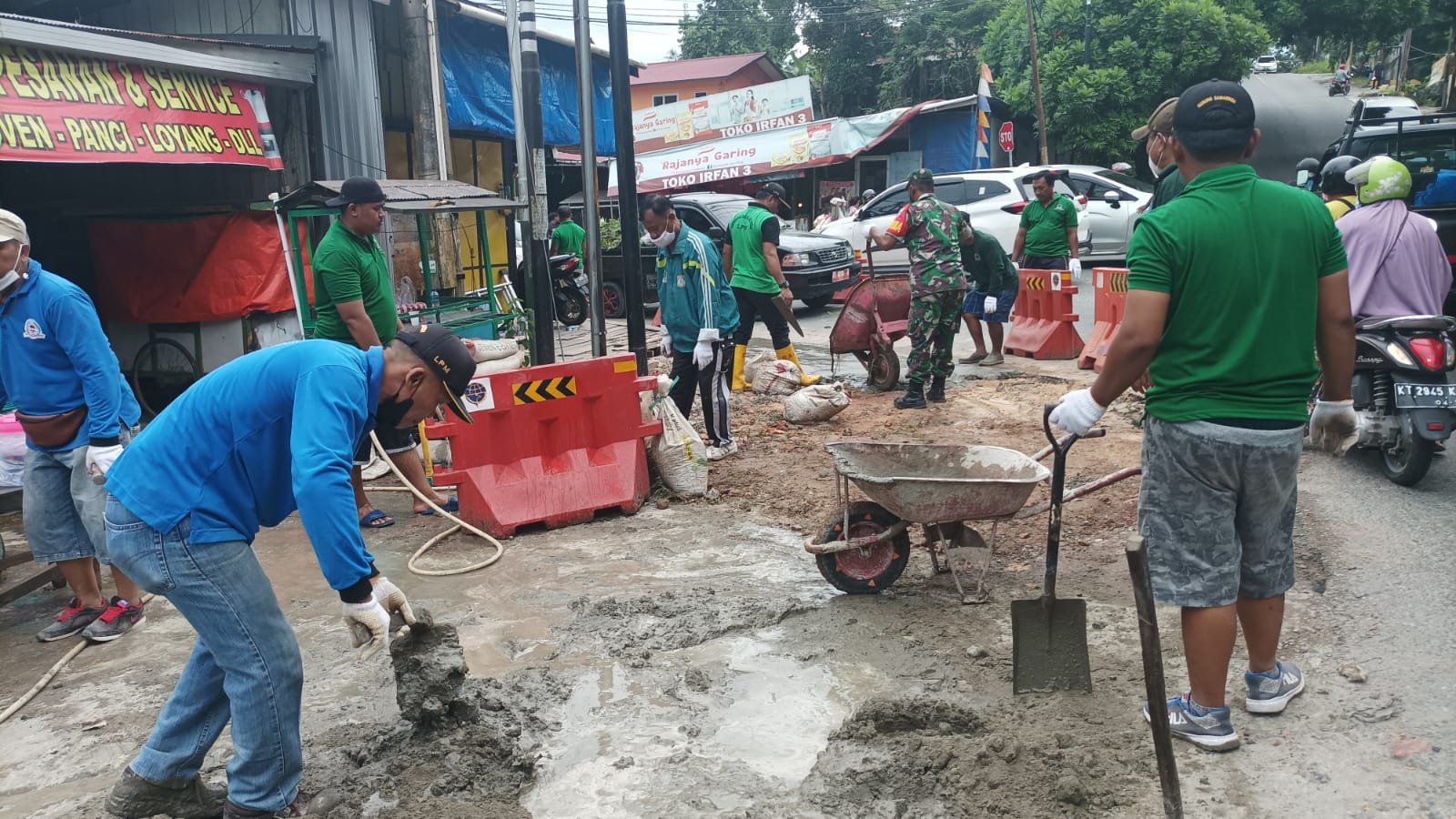 LPM Gunung Samarinda saat melakukan pelebaran jalan di wilayah Kampung Timur, Minggu (17/7/2022). (Foto:BorneoFlash.com/Niken).