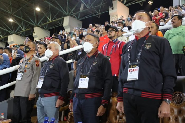 Kapolda Kaltim Irjen Pol Drs. Imam Sugianto, beserta jajaran Polda Kaltim turun langsung mengamankan jalannya laga antara tuan rumah Borneo FC saat menjamu lawannya Arema FC. Foto: HO/Humas Polda Kaltim.
