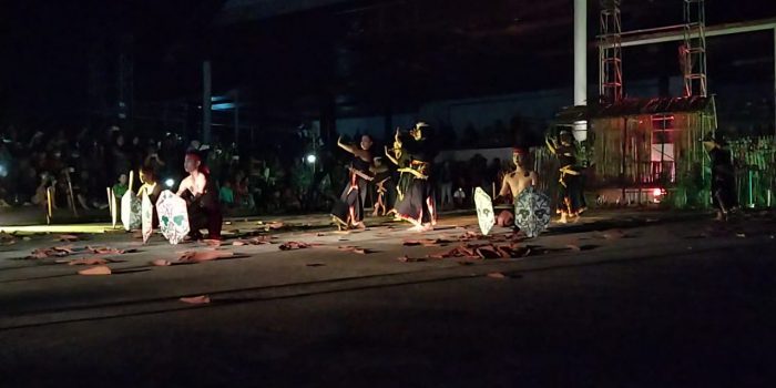 Pementasan seni tari dan Proses perekaman video yang dilaksanakan di Alun-alun ITHO Sendawar pada Minggu (17/7/2022) malam kemarin. Foto: BorneoFlash.com/Lilis Suryani.