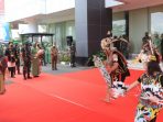 Pangdam Vl/Mulawarman Mayjen TNI Tri Budi Utomo Disambut Tradisi Tepung Tawar di di VIP Room Bandara SAMS Sepinggan, Selasa (19/07/2022) siang. Foto: HO/ Pendam VI/Mlw.