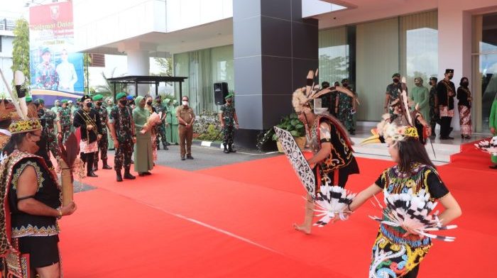 Pangdam Vl/Mulawarman Mayjen TNI Tri Budi Utomo Disambut Tradisi Tepung Tawar di di VIP Room Bandara SAMS Sepinggan, Selasa (19/07/2022) siang. Foto: HO/ Pendam VI/Mlw.