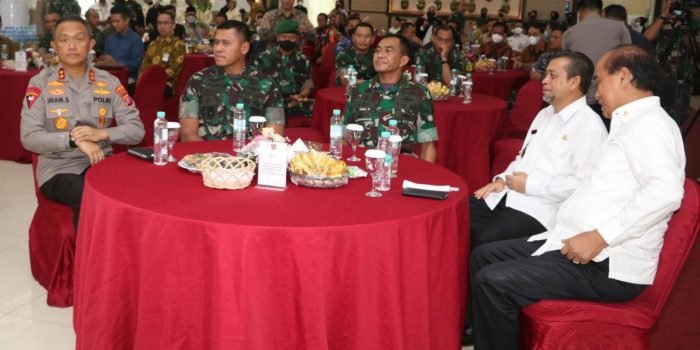 Kapolda Kaltim Irjen Pol Drs. Imam Sugianto, M.Si menghadiri acara pisah sambut Pangdam VI/Mulawarman dari Mayjen TNI Teguh Pudjo Rumekso kepada Mayjen TNI Tri Budi Utomo bertempat di Makodam VI/Mulawarman, Rabu (20/7/2022). Foto: HO/Humas Polda Kaltim.