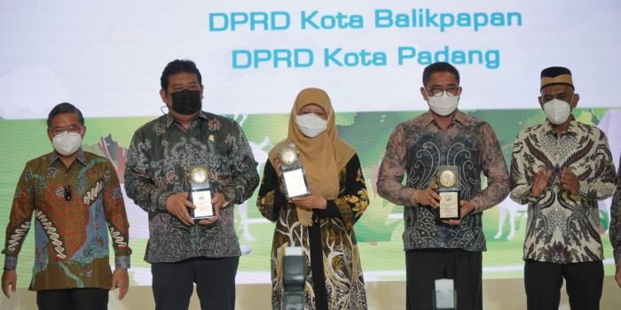 Ketua DPRD Balikpapan Raih Penghargaan Green Leadership Nirwasita Tantra Tahun 2021  