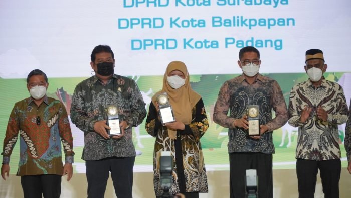 Ketua DPRD Kota Balikpapan Abdulloh, S.sos saat menerima penghargaan Green Leadership Nirwasita Tantra Tahun 2021, di auditorium Dr. Ir. Soejarwo, Gedung Manggala Wana Bakti Jakarta, Rabu (20/07/2022). Foto: BorneoFlash.com/Ist.
