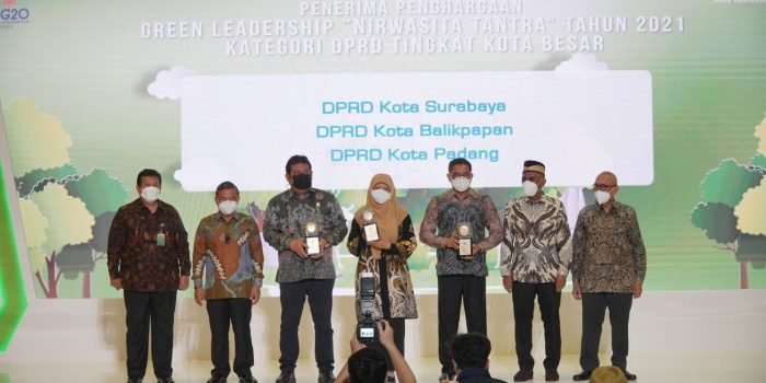 Ketua DPRD Kota Balikpapan Abdulloh, S.sos saat menerima penghargaan Green Leadership Nirwasita Tantra Tahun 2021, di auditorium Dr. Ir. Soejarwo, Gedung Manggala Wana Bakti Jakarta, Rabu (20/07/2022). Foto: BorneoFlash.com/Ist.