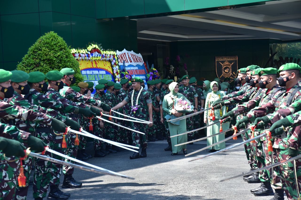 Mayjen TNI Teguh Pudjo Rumekso Diantar Hingga Pintu Gerbang  