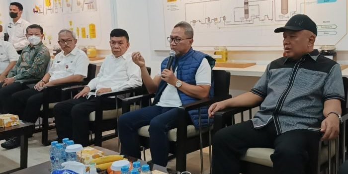 Mendag RI Zulkifli Hasan bersama Sekretaris Jenderal Kemendag Suhanto dan Direktur Jenderal Perdagangan Dalam Negeri Kemendag Syailendra, melakukan Kunker di PT KRN pada hari Rabu, (20/7/2022). Foto: BorneoFlash.com/Niken.