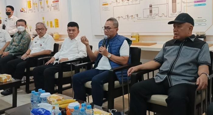 Mendag RI Zulkifli Hasan bersama Sekretaris Jenderal Kemendag Suhanto dan Direktur Jenderal Perdagangan Dalam Negeri Kemendag Syailendra, melakukan Kunker di PT KRN pada hari Rabu, (20/7/2022). Foto: BorneoFlash.com/Niken.