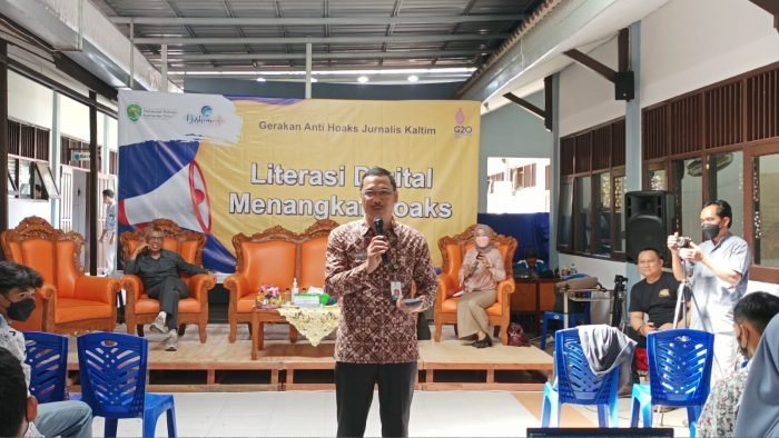 Kepala Diskominfo Kaltim H Muhammad Faisal saat memberikan sosialisasi mengenai media sosial di SMA Negeri 5 Balikpapan, Kamis (21/7/2022). Foto: BorneoFlash.com/Niken.