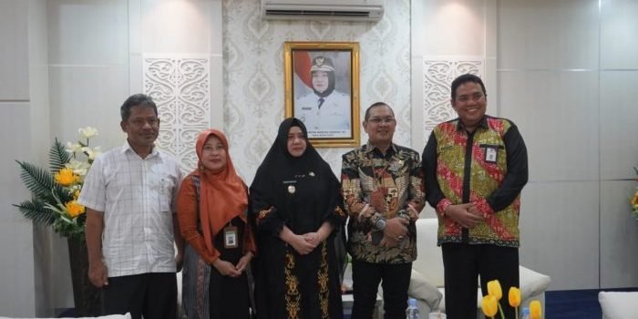 Wakil Bupati (Wabup) Paser Hj Syarifah Masitah Assegaf, saat menerima audiensi Kepala Balai Penjaminan Mutu Pendidikan (BPMP) Kaltim Dr Khairullah, Kamis (21/7/2022). Foto: HO/Humas Pemkab Paser.