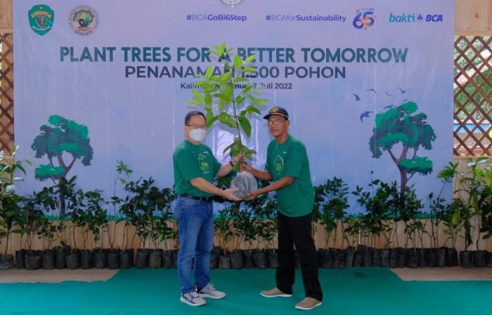 PT Bank Central Asia Tbk. (BCA) saat melakukan Program penanaman 1.500 bibit pohon di kawasan Hutan Meranti, Kamis (21/7/2022). BorneoFlash.com/Ist.