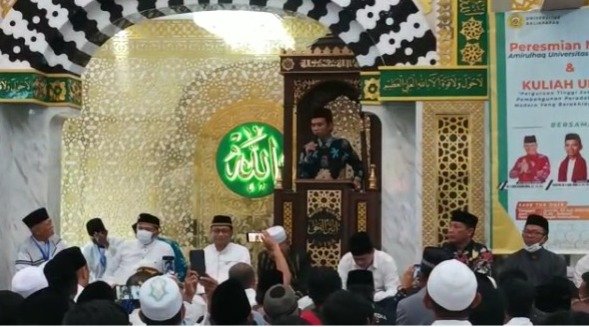 Ustadz Abdul Somad Resmikan Masjid Amirulhaq sebagai Masjid Kampus Universitas Balikpapan (Uniba) dan mengisi kuliah umum, Jumat (22/7/2022) sore. Foto: BorneoFlash.com/Niken.