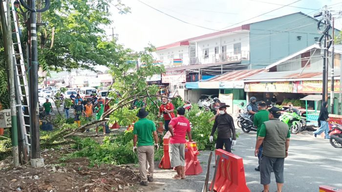LPM Gunung Samarinda saat melakukan penebangan pohon dan pelebaran jalan simpang tiga Kampung Timur, Minggu (24/7/2022). Foto: BorneoFlash.com/Niken.