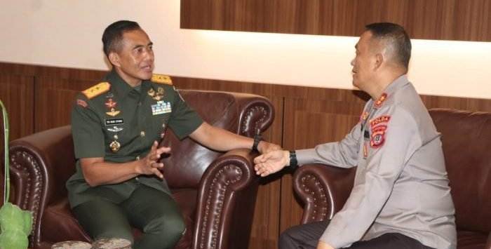 Panglima Kodam VI/Mulawarman Mayjen TNI Tri Budi Utomo, S.E., melaksanakan audiensi bersama Kapolda Kaltim Irjen Pol Drs. Imam Sugianto, M.Si., Selasa (26/7/2022). Foto: HO/Humas Polda Kaltim.