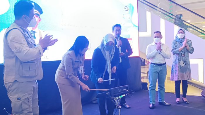 Kepala DPOP Kota Balikpapan dr C I Ratih Kusuma membuka Gebyar Wirausaha Muda Kota Balikpapan dan Pekan Kreativitas Pemuda serta Kompetisi Pekan Kreatif Anak Muda Kota Balikpapan Tahun 2022, di Pentacity Mall, Selasa (26/7/2022). Foto: BorneoFlash.com/Niken.