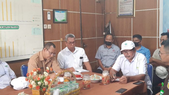 Kepala Disbunak Paser, Djoko Bawono bersama gabungan asosiasi petani sawit melakukan monitoring harga TBS di PTPN XIII Long Pinang, Kecamatan Pasir Belengkong, Kabupaten Paser, Kalimantan Timur, Selasa (26/7/2022). Foto: BorneoFlash.com/Sarrassani.