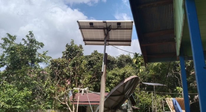 Panel tenaga surya yang dipergunakan oleh masyarakat Kampung Muara Bomboy, Kecamatan Damai Kabupaten Kubar. Foto: BorneoFlash.com/Ist.