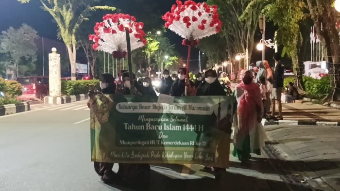 Pawai Obor dalam rangka menyambut Tahun Baru Islam 1444 Hijriah di Balikpapan Jumat (29/7/2022) malam. Foto: BorneoFlash.com/Niken.