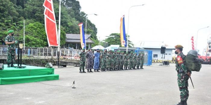 Pangdam VI/Mlw Mayjen TNI Tri Budi Utomo secara resmi terima Satuan Tugas Pengamanan Perbatasan Republik Indonesia - Malaysia Batalyon Armed 5/Pancagiri, Upacara penerimaan berlangsung di Dermaga pelabuhan Semayang Balikpapan Sabtu (30/7/2022). Foto: HO/P