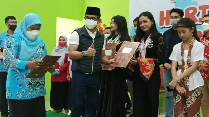 Wali kota Balikpapan H Rahmad Mas'ud saat memberikan penghargaan kepada pelajar berprestasi Kota Balikpapan, saat memperingati Hari Anak Nasional 2022di SLB Negeri Balikpapan, Minggu (31/7/2022). Foto: BorneoFlash.com/Niken.