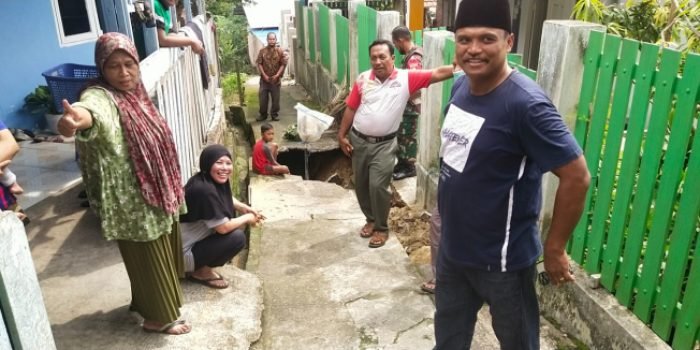 Ketua LPM Gunung Samarinda Halili Adi Negara saat meninjau kerusakan jalan yang terjadi di RT 37 Kelurahan Gunung Samarinda, Minggu (31/7/2022). Foto: BorneoFlash.com/Niken.