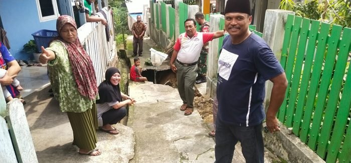 Ketua LPM Gunung Samarinda Halili Adi Negara saat meninjau kerusakan jalan yang terjadi di RT 37 Kelurahan Gunung Samarinda, Minggu (31/7/2022). Foto: BorneoFlash.com/Niken.