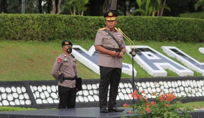 Wakapolda Kaltim Brigjen Pol Drs. Hariyanto, S.H, M.Hum memimpin apel pagi seluruh personil Polri dan ASN Polda Kaltim, Senin (1/8/2022). Foto: HO/Humas Polda Kaltim.