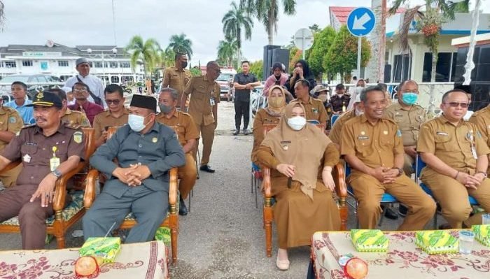 Sekretaris Daerah Kabupaten (Sekdakab) Paser Katsul Wijaya, lepas ribuan peserta Pawai Muharram. Senin (1/8/2022). Foto: Ho/Humas Pemkab Paser.