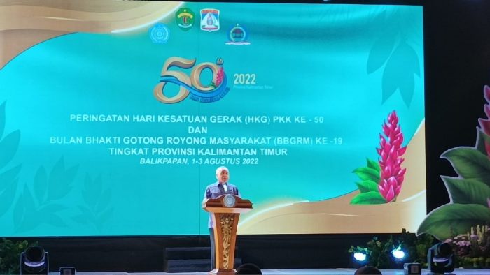 Gubernur Kaltim Dr H Isran Noor membuka Puncak Peringatan Hari Kesatuan Gerak Pemberdayaan Kesejahteraan Keluarga (HKG-PKK) Ke-50 dan Pencanangan Bulan Bhakti Gotong Royong Masyarakat (BBGRM) Ke-19 di Balikpapan Sport Convention Center (BSCC/DOME), Senin (1/8/2022) malam. Foto: BorneoFlash.com/Niken.